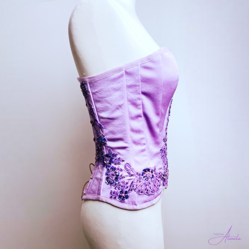 Corset lilas rose sabrina almela avec dentelle, strass perle, paillettes