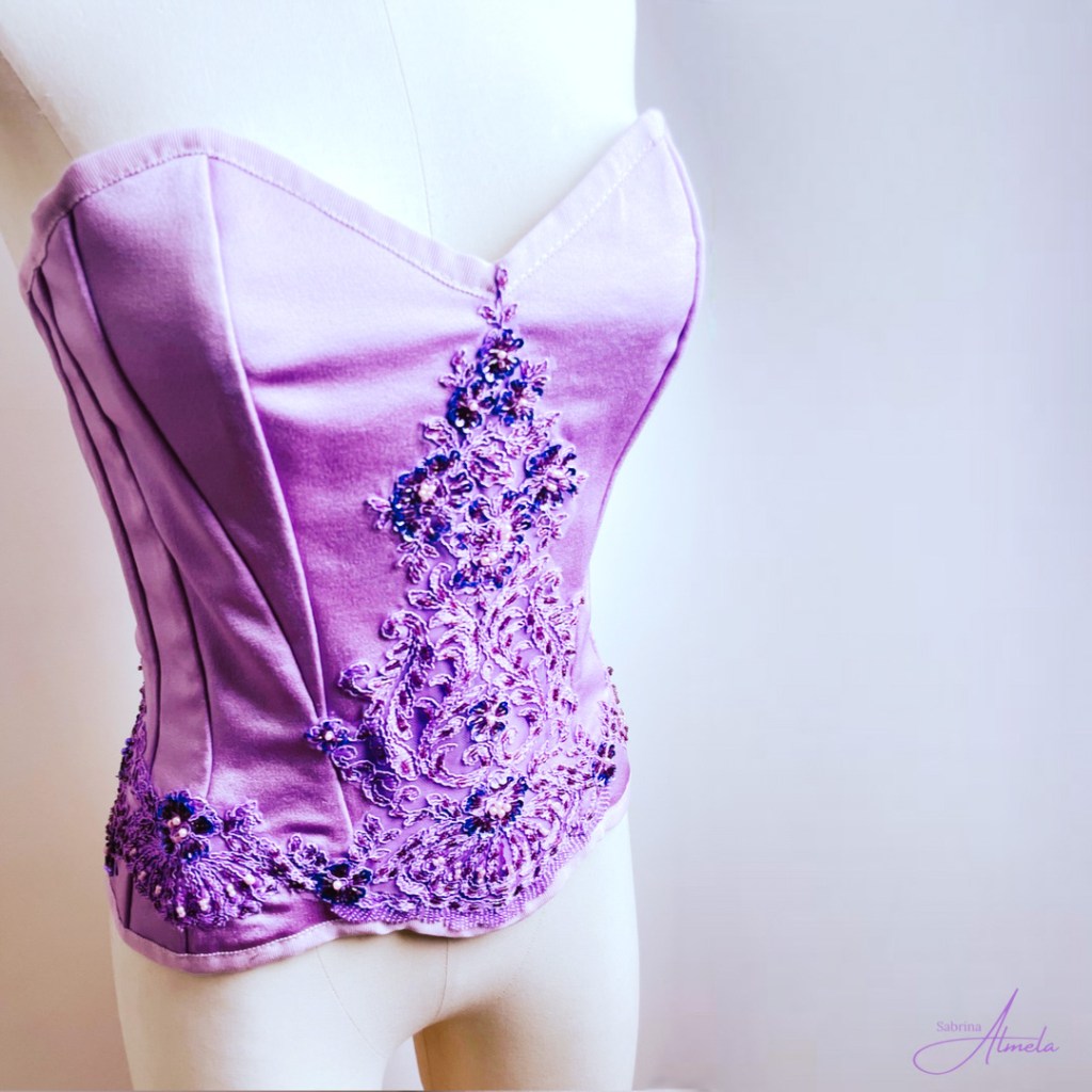 Corset lilas rose sabrina almela avec dentelle, strass perle, paillettes
