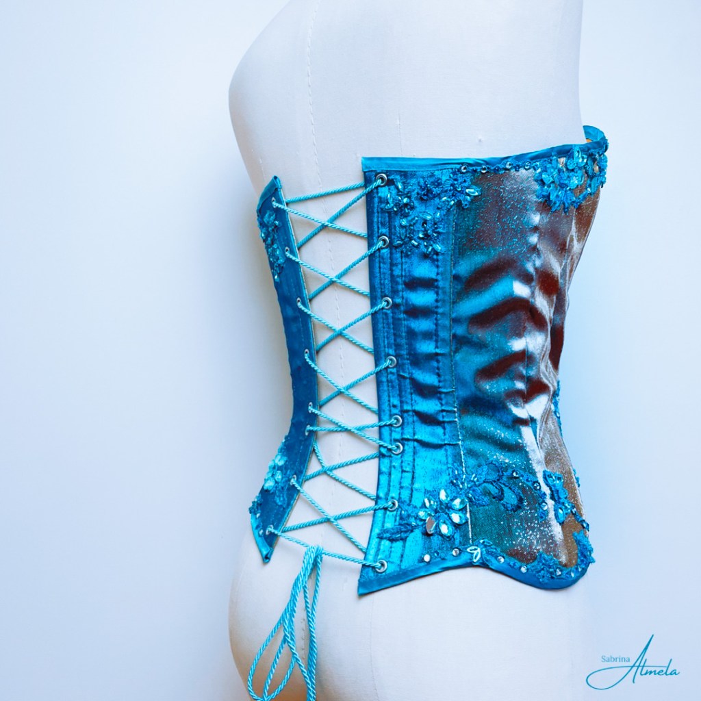 Corset bleu océan avec dentelle et strass et perle