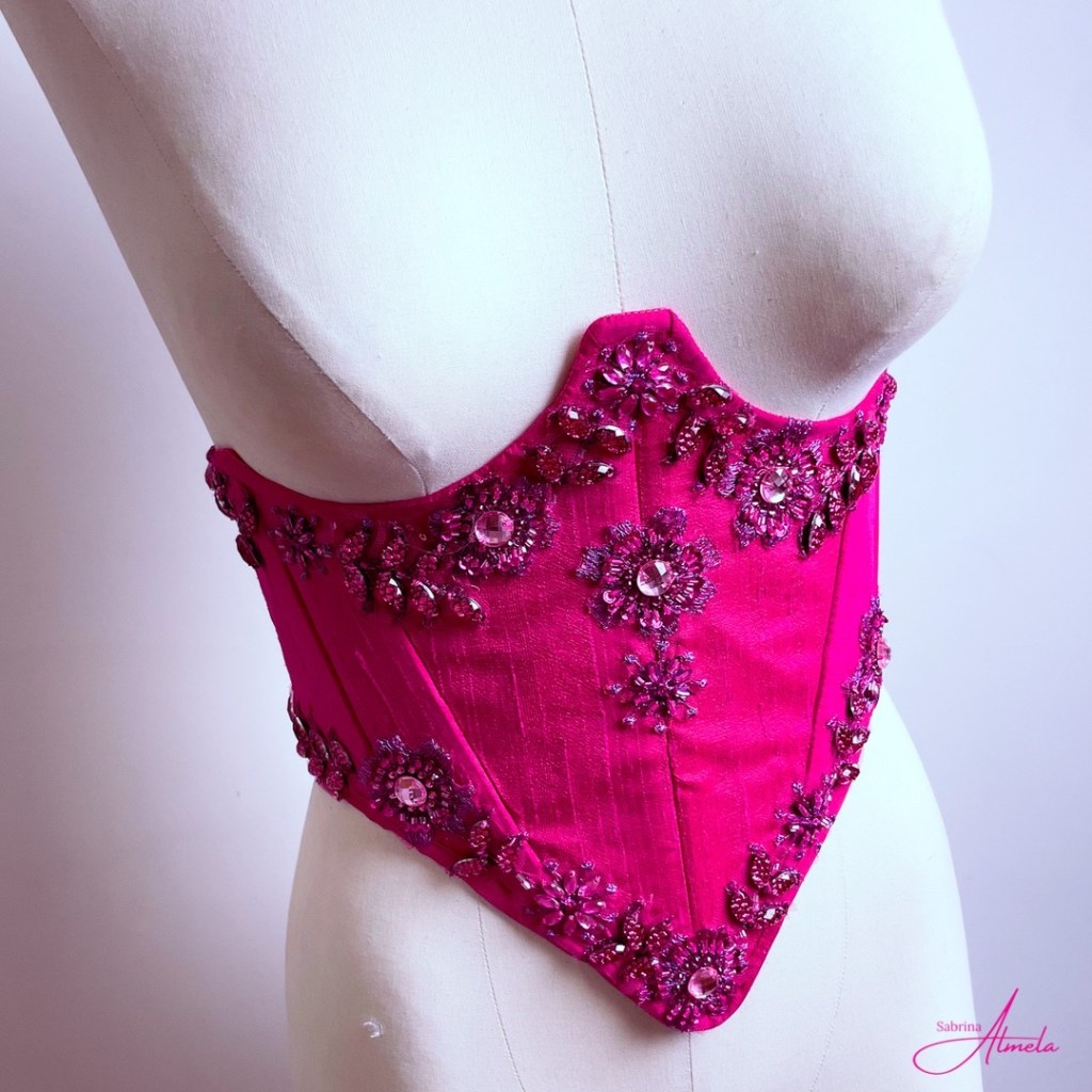 Corset Dahlia rose pink dentelle et strass sabrin almela