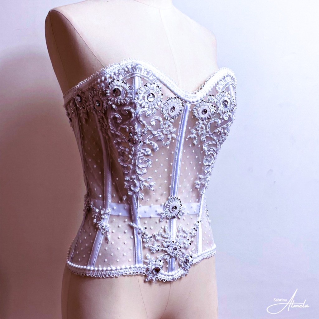 Corset lys blanc sabrina almela avec dentelle, strass perle, paillettes927